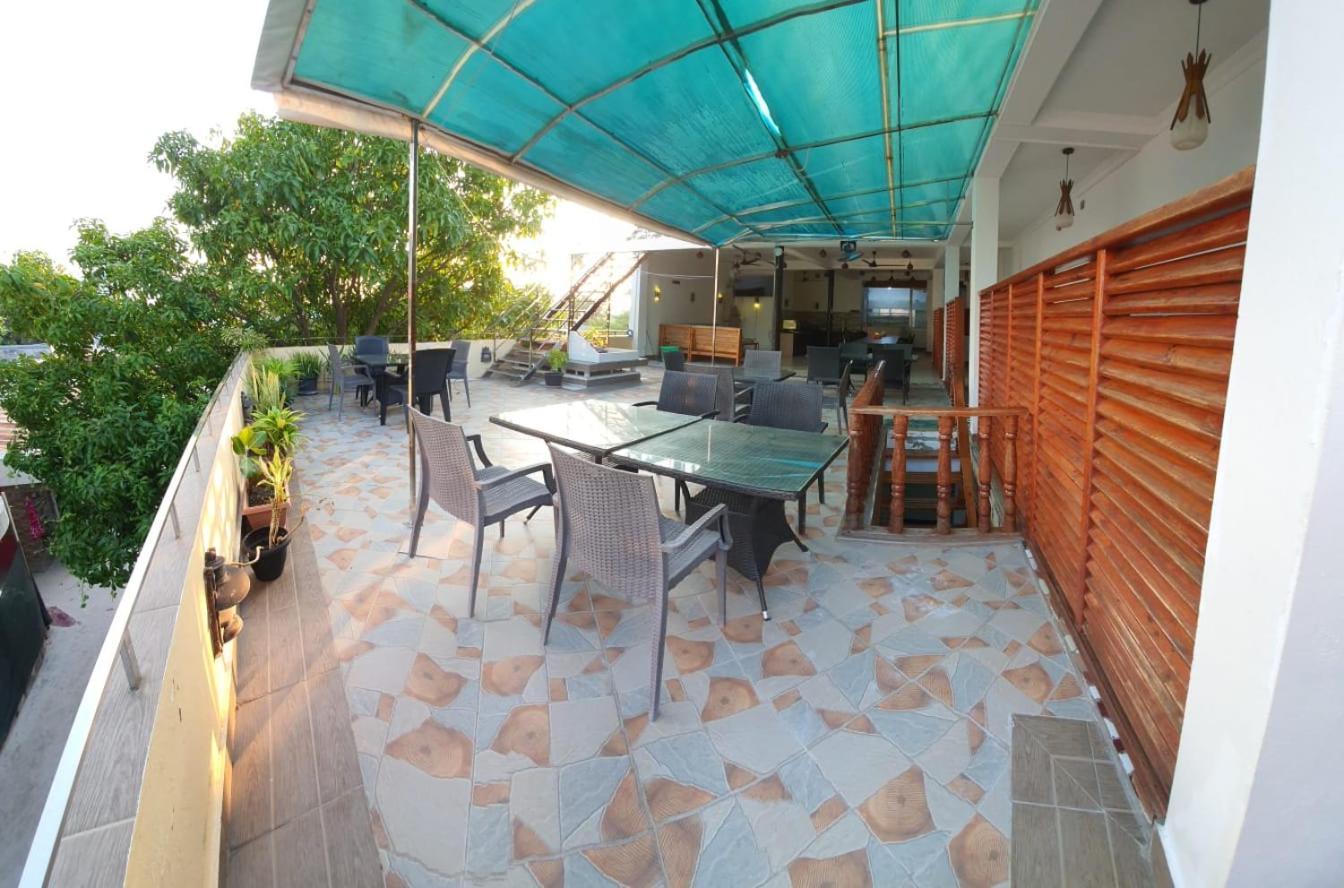 Guraidhoo Palm Inn Bagian luar foto